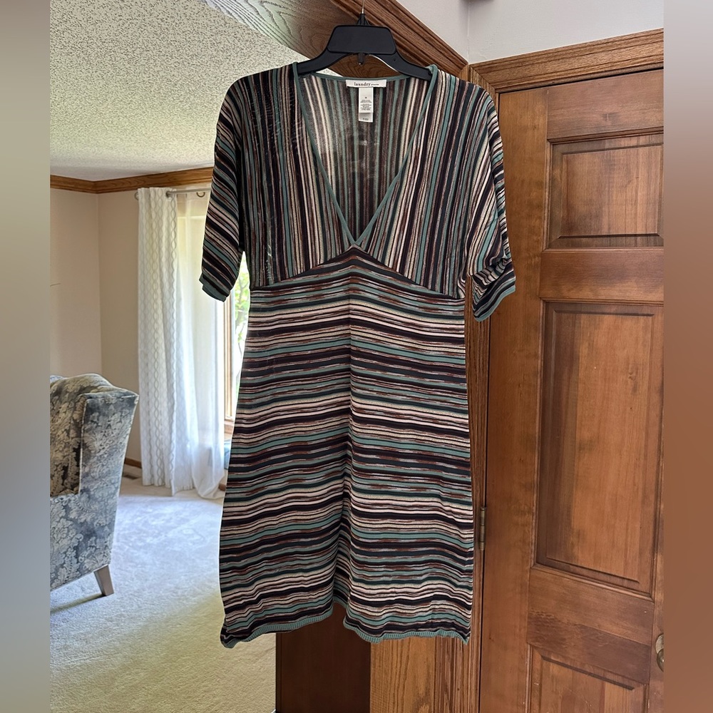 Lightweight short multi colored dress by laundry, size medium